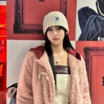 Shin Sae-rom Instagram - #광고 알쉬미스트의 세컨레이블인 @rssc__official 첫팝업 다녀왔어요 ! 옷들이 전부 다 제가 좋아하는 취향이기도하고, 뽑기이벤트부터 24ss 뉴시즌 선공개제품들도 있어서 더현대서울 가시는분들 꼭꼭 들려보세요🤍 저의 원픽아이템은 뭐였을까요오 ?! ✔️장소 서울 영등포구 여의대로 108 더현대 서울 B2층 ✔️날짜 2024. 01. 04 ~ 01. 10