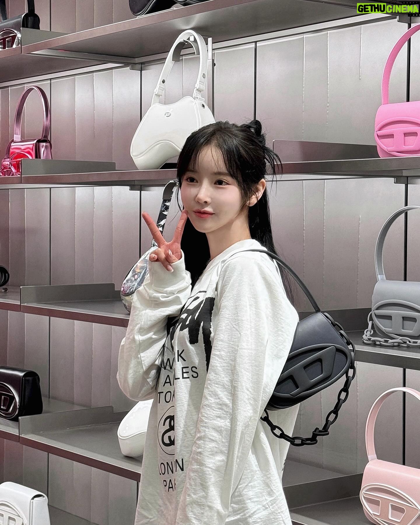 Shin Sae-rom - 1.8K Likes - #광고 디젤이 압구정 갤러리아 백화점 WEST 신규매장 오픈했어요!제품들도 의류부터 가방 악세사리까지 다양하게 있으니 꼭 방문해보세요!👖@diesel #디젤 #디젤코리아 #diesel #갤러리아백화점 #팝업