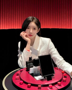 Shin Sae-rom Instagram - #광고 @chanel.beauty.korea 💄

<샤넬 루쥬 알뤼르 팝업>
🗓️4/29 (월) ~ 5/26 (일)
🕖월-목 13:00-20:00, 금-일 11:00-20:00
📍성동구 성수동 2가 277-26
✔️샤넬 공식 채널(홈페이지, 페이스북, 카카오톡채널, 샤넬뷰티 코리아 인스타그램)을 통해 선착순 예약가능합니다!

#샤넬루쥬알뤼르팝업 #CHANELNUITBLANCHESEOUL #루쥬알뤼르 #샤넬메이크업 #샤넬뷰티