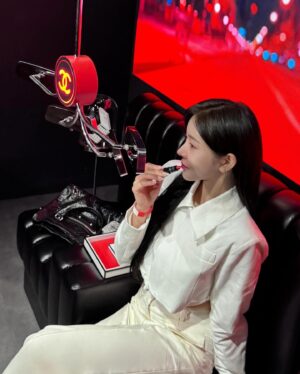 Shin Sae-rom Instagram - #광고 @chanel.beauty.korea 💄

<샤넬 루쥬 알뤼르 팝업>
🗓️4/29 (월) ~ 5/26 (일)
🕖월-목 13:00-20:00, 금-일 11:00-20:00
📍성동구 성수동 2가 277-26
✔️샤넬 공식 채널(홈페이지, 페이스북, 카카오톡채널, 샤넬뷰티 코리아 인스타그램)을 통해 선착순 예약가능합니다!

#샤넬루쥬알뤼르팝업 #CHANELNUITBLANCHESEOUL #루쥬알뤼르 #샤넬메이크업 #샤넬뷰티