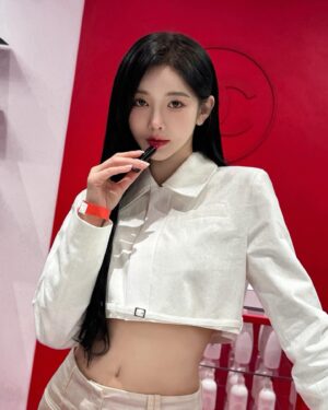 Shin Sae-rom Instagram - #광고 @chanel.beauty.korea 💄

<샤넬 루쥬 알뤼르 팝업>
🗓️4/29 (월) ~ 5/26 (일)
🕖월-목 13:00-20:00, 금-일 11:00-20:00
📍성동구 성수동 2가 277-26
✔️샤넬 공식 채널(홈페이지, 페이스북, 카카오톡채널, 샤넬뷰티 코리아 인스타그램)을 통해 선착순 예약가능합니다!

#샤넬루쥬알뤼르팝업 #CHANELNUITBLANCHESEOUL #루쥬알뤼르 #샤넬메이크업 #샤넬뷰티