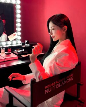 Shin Sae-rom Instagram - #광고 @chanel.beauty.korea 💄

<샤넬 루쥬 알뤼르 팝업>
🗓️4/29 (월) ~ 5/26 (일)
🕖월-목 13:00-20:00, 금-일 11:00-20:00
📍성동구 성수동 2가 277-26
✔️샤넬 공식 채널(홈페이지, 페이스북, 카카오톡채널, 샤넬뷰티 코리아 인스타그램)을 통해 선착순 예약가능합니다!

#샤넬루쥬알뤼르팝업 #CHANELNUITBLANCHESEOUL #루쥬알뤼르 #샤넬메이크업 #샤넬뷰티