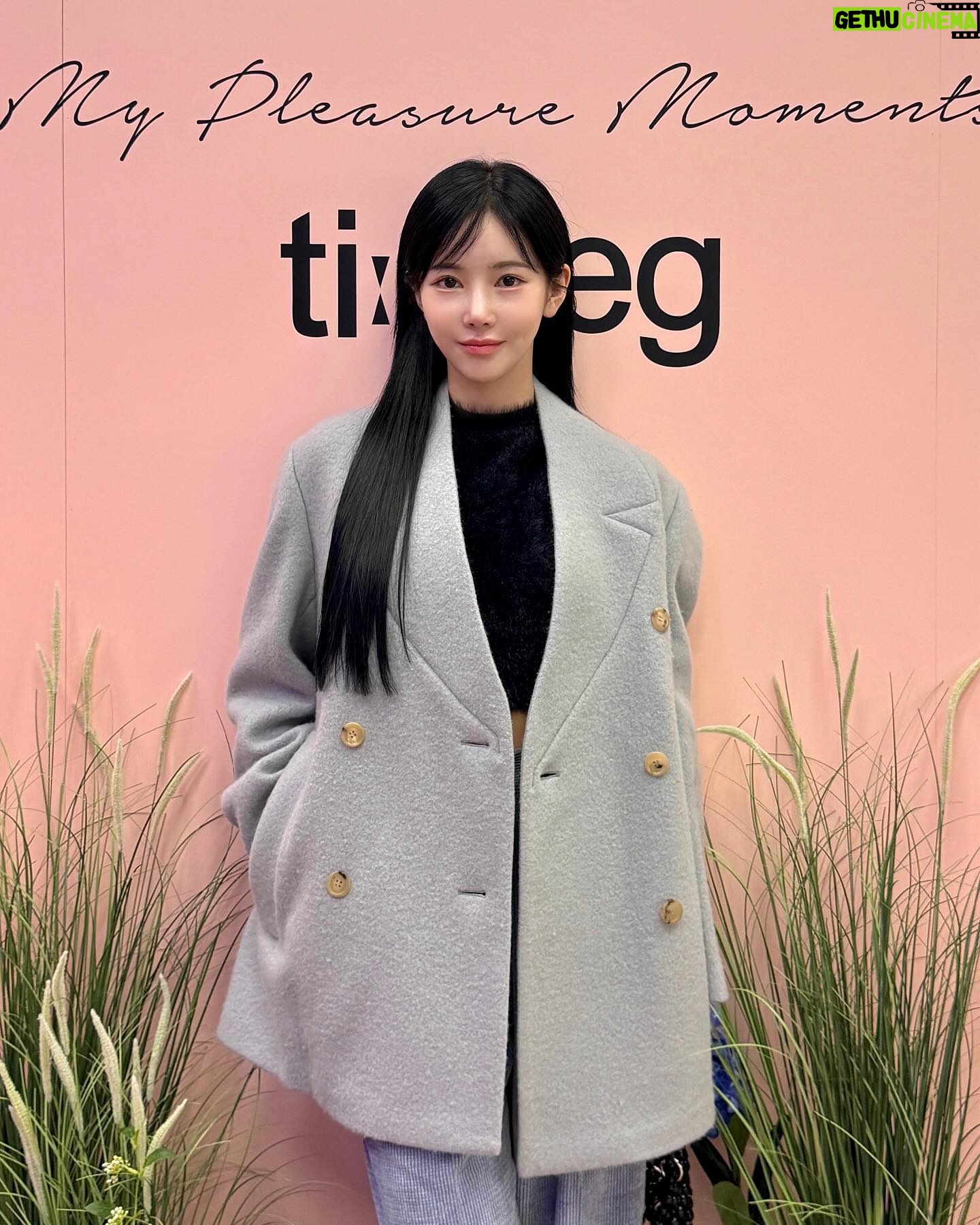 Shin Sae-rom Instagram - #광고 자연에서 영감을 얻는 디자이너 브랜드 #티백 그리고 티백의 브랜드 #노브포에티 의 팝업스토어가 더현대서울 팝업스토어가 오픈했어요 ! 23SS 파리 컬렉션 쇼피스와 신제품을 선공개한 이번 팝업스토어 곧 다가올 봄에 입고 놀러가고싶어요🍃 기간 2.21(수요일) 장소 더현대서울 B2, ICONIC 팝업존 #tibaeg#novepoeti#mypleasuremoments#freeyourcolours#poeticcasual#팝업#더현대서울 @studio_tibaeg @nove.poeti