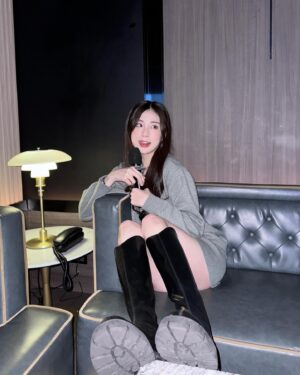 Shining Instagram - 聽說最近流行格雷系（？
近期的快樂是瘋狂唱歌🎤✨🫶🏻
啊左邊到底有什麼 這組照片都在看左邊🤔
#s✨ootd
