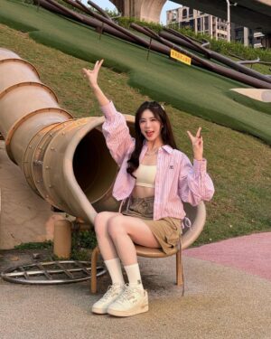 Shining Instagram - 遊樂場有快樂魔法🪄✨
在這邊可以任性の當快樂小女孩🎀

@nihow_official @romanticcrown_seoul #s✨ootd