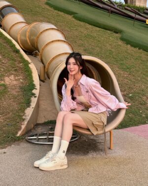 Shining Instagram - 遊樂場有快樂魔法🪄✨
在這邊可以任性の當快樂小女孩🎀

@nihow_official @romanticcrown_seoul #s✨ootd