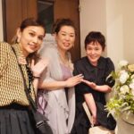 Shinobu Otake Instagram - ピアフ、にんじん、昨年のジプシー、そして今年の秋の公演「太鼓たたいて笛ふいて」。 ずーとお世話になりっぱなしの歌唱指導である、やまぐちあきこ先生の30周年ライブにお邪魔しました。 本当に素敵な時間でした。 ミュージカルが大好きだったアッコ先生。 子供の時から、一人ミュージカルをやっていらしたそうです。 15分にも及ぶ一人エリザベートは凄かったなあ。 男役だったから低音も素晴らしく、でも高音も美しくて、、、💓 そして、ご高齢者の施設などを回って活動しているハッピースマイルプロジェクトで、劇場に来られない方々を音楽で幸せにしたり。 お二人のお子さんも育てて。 本当にどこまでもパワフルです。 ジプシーの初日。 出なかった音がなんとか出るようになった私、そんなダメ生徒の私の成長を、 「良かった、良かった」と号泣してる先生を見て、私も泣きそうになりました。 その時一緒に教えてくれた河合篤子さんもゲストで出演してました。 あっちゃんの歌も美しかったなあ。 心が出るんだなあ。 次の日先生から、 「しのぶさぁん、しのぶさんから頂いたお花、イチゴがなってたあ」 これからもパワフルな活動も、そして歌唱指導もお願いします。 ジプシーで一緒だった山田裕美子ちゃんが、さっさっさっと全て先回りしてくれて、助かったあ。 さすがアマンダ（ジプシーの時の役名）‼️ ありがとう、ゆみちゃん😊 #やまぐちあきこ　さん #山田裕美子　さん #河合篤子　さん #大竹しのぶ