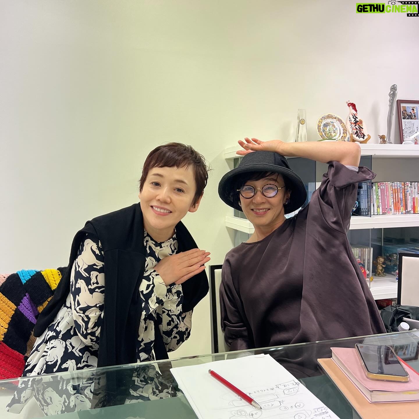 Shinobu Otake Instagram - な、な、なんとキムラ緑子さんの故郷、淡路島で2人のライブをする事が決定しました。 この話しを緑子ちゃんから 「来年でも再来年でもいいので、淡路島に来てください」 と言われて、 「えー、やるなら、早い方がいいよ。 できる時にできる事やっていこう」と私。 そしてトントンと話が進み、ついに実現します。 彼女の故郷に行ける事とっても楽しみです。 お近くの方はぜひ、ぜひ、いらしてくださいね。 先日行った一回目の打ち合わせ。 緑子ちゃんはもう、歌う曲を決めていて、きちんとノートに歌詞を書いていました。 なんて素敵なんだ💓 楽しい時間にしたいです❣️ 大竹しのぶ&キムラ緑子 トーク&ライブ 〜楽しいよ、きっと うららうらら〜 ◾️2024年7月21日(日) 14:00〜開演 場所:洲本市文化体育館 文化ホール しばえもん座(兵庫県) 全席指定¥6,000 チケットは、 6月1日(土)AM9:00〜 洲本市文化体育館窓口と、イープラスでの販売となります。 詳しくはこちら↓ https://eplus.jp/sf/detail/4093400001?P6=001&P1=0402&P59=1 ※リンクはプロフィールのハイライトから飛べます #キムラ緑子 さん #坂本昌之 さん #遠山哲朗 さん #大竹しのぶ