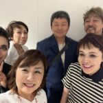Shinobu Otake Instagram - スウィーニー・トッドの初演は１７年前です。 その時から四回一緒だった、菅原さおりちゃん。 東京公演も来てくれたのに、もう一度観たいからと川越まで来てくれました。（優しいご主人様と） さおりちゃんは今は大学で先生をして歌を教えています。 「今回出られなかったけど、だからこうして観ることが出来て幸せだなあ」って言ってくれました。 １７年前は、お見合いしなくちゃ、またダメかなあと、いつもストレッチしながら話していたさおりちゃん。 幸せに歳を重ねています。 私は何にも変わらない😅 お庭や、ベランダのお花が次々に咲いてきています。 あやめやジャスミン、シャクナゲ。 どれもみーんな可愛い🩷 さあ、ラスト3、思い切り楽しみます。 #菅原さおり　ちゃん #スウィーニートッド #大竹しのぶ