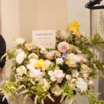 Shinobu Otake Instagram - ピアフ、にんじん、昨年のジプシー、そして今年の秋の公演「太鼓たたいて笛ふいて」。 ずーとお世話になりっぱなしの歌唱指導である、やまぐちあきこ先生の30周年ライブにお邪魔しました。 本当に素敵な時間でした。 ミュージカルが大好きだったアッコ先生。 子供の時から、一人ミュージカルをやっていらしたそうです。 15分にも及ぶ一人エリザベートは凄かったなあ。 男役だったから低音も素晴らしく、でも高音も美しくて、、、💓 そして、ご高齢者の施設などを回って活動しているハッピースマイルプロジェクトで、劇場に来られない方々を音楽で幸せにしたり。 お二人のお子さんも育てて。 本当にどこまでもパワフルです。 ジプシーの初日。 出なかった音がなんとか出るようになった私、そんなダメ生徒の私の成長を、 「良かった、良かった」と号泣してる先生を見て、私も泣きそうになりました。 その時一緒に教えてくれた河合篤子さんもゲストで出演してました。 あっちゃんの歌も美しかったなあ。 心が出るんだなあ。 次の日先生から、 「しのぶさぁん、しのぶさんから頂いたお花、イチゴがなってたあ」 これからもパワフルな活動も、そして歌唱指導もお願いします。 ジプシーで一緒だった山田裕美子ちゃんが、さっさっさっと全て先回りしてくれて、助かったあ。 さすがアマンダ（ジプシーの時の役名）‼️ ありがとう、ゆみちゃん😊 #やまぐちあきこ　さん #山田裕美子　さん #河合篤子　さん #大竹しのぶ