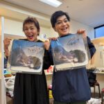 Shinobu Otake Instagram - いよいよ東京は、明日が千秋楽。 今日も温かい拍手をありがとうございました😊 本当に嬉しいです。 今日もそでで市村さんが「やれてよかったよ」と感慨深くおっしゃってました。 その拍手を受けながら。 今日の昼夜、武田真治さんから、みんなにカレーの差し入れが。 そしてなんと、こんな素敵なものまでプレゼントされたよ。 楽屋で加藤諒君と。 この写真撮ってくれたのが、何故か真ちゃん😅　　 三枚目は、この前のスピーカーズコーナーの写真です。聴いてくださってありがとう。 なんだかしんみりする話が多かったけど。 悲しいことも乗り越えて今があるんだなあと、つくづく思う。 さあラスト一、頑張ります。 #スウィーニートッド #スピーカーズコーナー #武田真治　さん #加藤諒　くん #大竹しのぶ