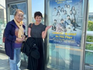 Shinobu Otake Instagram - 毎日バタバタな日々だけど、ギリギリでやっと観ることが出来たミュージカル『カムフロムアウェイ』。
スウィーニー・トッドで稽古場が隣だったので、とうこさん（安蘭けいさん）や、森公美子さんや、、、。
みんなすごく大変そうだけど、なんだかとてつもなく楽しそうで、絶対に観に行きたいと思ってました。
自分が本番をやっている時はなかなか他の芝居を観る余裕がなく、なんとか、間に合ったあ。
あっという間の1時間４０分🫢
楽屋に行ってトコさんやクミさんや、橋本さとしさんや、加藤和樹くんや、田代万里生くんや濱田めぐみさんや、吉原光夫さんが、本当に充実した顔で楽しそうにしているのに、またまた感動。
あー、素敵な時間でした。
たまたま偶然えりさんにも会えて、楽しく幸せな時間だったなあ。

私も頑張る‼️
くみちゃんが、こんな可愛い袋を下さいました😊
ありがとう、嬉しいなあ。

#カムフロムアウェイ
#高崎芸術劇場
#安蘭けいさん
#森公美子　さん
#渡辺えり　さん
#大竹しのぶ