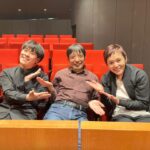 Shinobu Otake Instagram - 今日も無事に終わりました。何度も何度も熱い拍手をありがとうございました❣️ 先日の朝日新聞コラム『まあいいか』で書いた、お二人の指揮者さんです。 真ん中におられるのは、初演の時から何度もお世話になっている西野淳さん。 そして左端が今回の指揮者である渡邉晃司さんです。 24歳❣️ 1月から始まったお稽古に西野さんはアドバイザーとして、実に細やかに、誠実に、正確に、渡邉さんに指導なさっていました。 本当に本当にその姿を見ているだけで、このミュージカルの難しさ、凄さ、面白さがわかります。 初日前も最後まで残って、楽譜を前にずーとお話ししていたお二人。 最後は私も混ざって、頑張ろう❣️と誓い合いました。 そして迎えた初日。 すごいエネルギーが、渡辺さんの指揮棒が、オケのみんなに、私たちに伝わってきました。 客席にいた西野さん、泣いてしまったそうです。 音楽ってやっぱりいいなあ。 私は幸せ者です。 明日も頑張る❣️ #西野淳　さん #渡邉晃司　さん #スウィーニートッド #大竹しのぶ