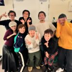 Shinobu Otake Instagram - ミュージカル「スウィーニー・トッド」、今日も無事に終わりました。 熱い拍手をありがとうございました😊 本当に、本当にありがとう😊 スウィング（もし体調不良のキャストが現れた時その代役をする人のことです）の西尾郁海さん、大倉杏菜ちゃんと、写真を撮りました。 お二人は何人分もの動きもセリフも覚えていて本当にすごいんです。 舞台稽古では、きちんとメイクもしていました。 その郁海さんに美味しいアップルパイをご馳走になりました😋 美味しかったなあ。 朝のストレッチ。 いつも半パンの加藤諒くんが長いパンツをはいていた😄 どうしたの？と聞いたら、洗濯する余裕がなくてはくものがなくなっちゃったそうです。 可愛い😍 みんなで明日も頑張ります❣️ #ありがとう #スウィーニートッド #大竹しのぶ