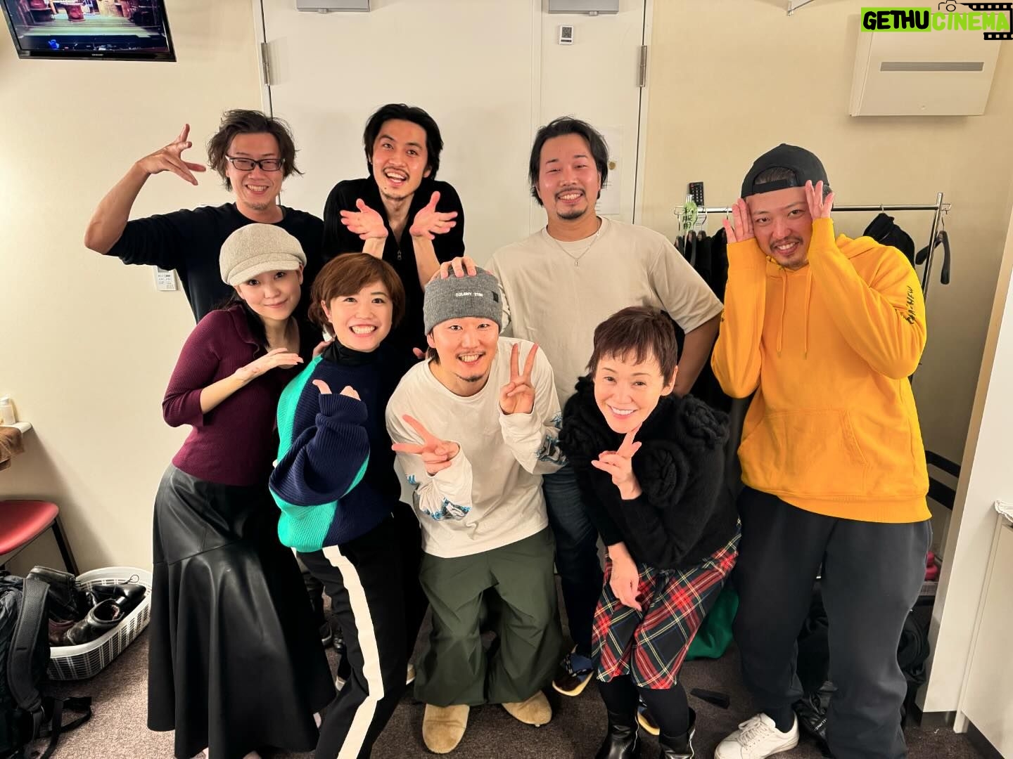 Shinobu Otake Instagram - ミュージカル「スウィーニー・トッド」、今日も無事に終わりました。 熱い拍手をありがとうございました😊 本当に、本当にありがとう😊 スウィング(もし体調不良のキャストが現れた時その代役をする人のことです)の西尾郁海さん、大倉杏菜ちゃんと、写真を撮りました。 お二人は何人分もの動きもセリフも覚えていて本当にすごいんです。 舞台稽古では、きちんとメイクもしていました。 その郁海さんに美味しいアップルパイをご馳走になりました😋 美味しかったなあ。 朝のストレッチ。 いつも半パンの加藤諒くんが長いパンツをはいていた😄 どうしたの?と聞いたら、洗濯する余裕がなくてはくものがなくなっちゃったそうです。 可愛い😍 みんなで明日も頑張ります❣️ #ありがとう #スウィーニートッド #大竹しのぶ