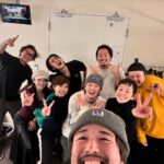 Shinobu Otake Instagram - ミュージカル「スウィーニー・トッド」、今日も無事に終わりました。 熱い拍手をありがとうございました😊 本当に、本当にありがとう😊 スウィング（もし体調不良のキャストが現れた時その代役をする人のことです）の西尾郁海さん、大倉杏菜ちゃんと、写真を撮りました。 お二人は何人分もの動きもセリフも覚えていて本当にすごいんです。 舞台稽古では、きちんとメイクもしていました。 その郁海さんに美味しいアップルパイをご馳走になりました😋 美味しかったなあ。 朝のストレッチ。 いつも半パンの加藤諒くんが長いパンツをはいていた😄 どうしたの？と聞いたら、洗濯する余裕がなくてはくものがなくなっちゃったそうです。 可愛い😍 みんなで明日も頑張ります❣️ #ありがとう #スウィーニートッド #大竹しのぶ