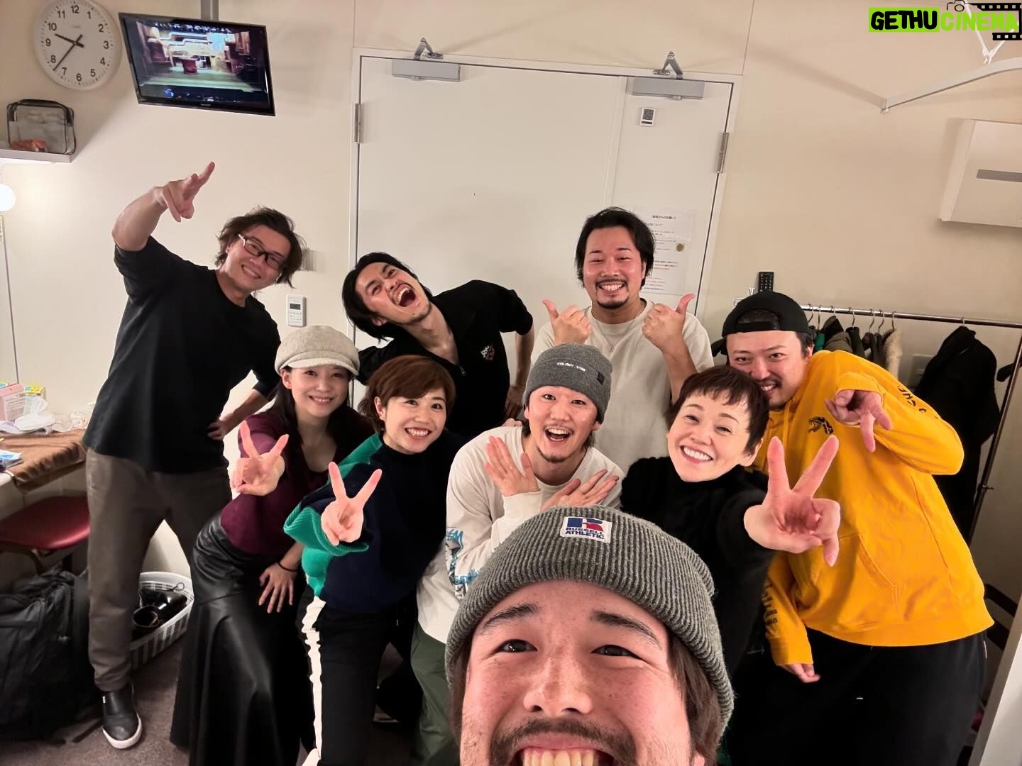 Shinobu Otake Instagram - ミュージカル「スウィーニー・トッド」、今日も無事に終わりました。 熱い拍手をありがとうございました😊 本当に、本当にありがとう😊 スウィング(もし体調不良のキャストが現れた時その代役をする人のことです)の西尾郁海さん、大倉杏菜ちゃんと、写真を撮りました。 お二人は何人分もの動きもセリフも覚えていて本当にすごいんです。 舞台稽古では、きちんとメイクもしていました。 その郁海さんに美味しいアップルパイをご馳走になりました😋 美味しかったなあ。 朝のストレッチ。 いつも半パンの加藤諒くんが長いパンツをはいていた😄 どうしたの?と聞いたら、洗濯する余裕がなくてはくものがなくなっちゃったそうです。 可愛い😍 みんなで明日も頑張ります❣️ #ありがとう #スウィーニートッド #大竹しのぶ