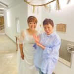 Shinobu Otake Instagram - 「久原本家presents福岡音楽祭ONKEI」で、岩崎宏美ちゃんと、2日間を共に過ごしました。 夜は葉加瀬太郎さんやバンドの皆さんとお食事に行き、本当にずーと笑いっぱなしでした。 葉加瀬さんの楽しい話に、宏美ちゃんと私がびっくりしたりツッコミを入れたり、美味しい水炊きを食べながら、大忙しの夜でした。 翌日も宏美ちゃんとランチをして、出番前のメイク中も、宏美ちゃんの控室へ行ったり来たり。 帰りの飛行機でも隣に座って、色々な話をしました。 考えたら私が18歳の時「みかん」という歌でCDデビュー(その頃はレコードでした😅）をした時に、 同じビクターだった宏美ちゃん。 歌番組に慣れてない私に、いつもフレンドリーに声をかけてくれたのが宏美ちゃんでした。 それから「男女7人秋物語」で共演して、私の舞台も観に来てくれたり。 本当にいつもいつも二人で笑っています。 嫌なことや、辛いこともあってもとりあえず、二人で笑います。 第一線で50年近く歌い続ける宏美ちゃんの声を聴き、感動しました。 フウーという感じでした。 正座で聞きたい感じ。 1枚目の写真。 聴き終わって楽屋に帰る宏美ちゃんに「先生、勉強させていただきましたぁ」と駆け寄ってるところです。 楽しかったなあ。 宏美ちゃん、これからもよろしくね。 葉加瀬さん、本当にありがとうございました。 #葉加瀬太郎　さん #岩崎宏美　ちゃん #友達 #大竹しのぶ
