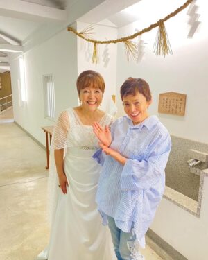 Shinobu Otake Instagram - 「久原本家presents福岡音楽祭ONKEI」で、岩崎宏美ちゃんと、2日間を共に過ごしました。
夜は葉加瀬太郎さんやバンドの皆さんとお食事に行き、本当にずーと笑いっぱなしでした。
葉加瀬さんの楽しい話に、宏美ちゃんと私がびっくりしたりツッコミを入れたり、美味しい水炊きを食べながら、大忙しの夜でした。
翌日も宏美ちゃんとランチをして、出番前のメイク中も、宏美ちゃんの控室へ行ったり来たり。
帰りの飛行機でも隣に座って、色々な話をしました。

考えたら私が18歳の時「みかん」という歌でCDデビュー(その頃はレコードでした😅）をした時に、
同じビクターだった宏美ちゃん。
歌番組に慣れてない私に、いつもフレンドリーに声をかけてくれたのが宏美ちゃんでした。
それから「男女7人秋物語」で共演して、私の舞台も観に来てくれたり。
本当にいつもいつも二人で笑っています。
嫌なことや、辛いこともあってもとりあえず、二人で笑います。
第一線で50年近く歌い続ける宏美ちゃんの声を聴き、感動しました。
フウーという感じでした。
正座で聞きたい感じ。

1枚目の写真。
聴き終わって楽屋に帰る宏美ちゃんに「先生、勉強させていただきましたぁ」と駆け寄ってるところです。
楽しかったなあ。
宏美ちゃん、これからもよろしくね。

葉加瀬さん、本当にありがとうございました。

#葉加瀬太郎　さん
#岩崎宏美　ちゃん
#友達
#大竹しのぶ