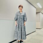 Shinobu Otake Instagram - 昨日は一日、金スマの収録でした。 メイクのボボさんがシュークリームを作ってきてくださいました。 なんで？？なんでこんなにおいしく出来るんだろう？？ 本当にお菓子作れる人って、すごいなぁ。 チャレンジしてみたいけど、なかなか時間に追われて出来ない。 でもボボさんだって忙しいはずなのに。 彼は毎朝5時に起きて、全ての行動を始める。 お掃除から一日が始まる。 あーもうそこから、出来ない😰 控え室で一つ頂き、帰ってから子供達と、また一つ頂きました👍 幸せな夜。 ティータイムってやっぱりいい時間だなあ。 衣装は、 ワンピースは、 @chonofabrics アクセサリーはともに、 @vendomeaoyama_official #金スマ #大竹しのぶ