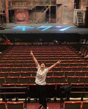 Shinobu Otake Instagram - 仙台公演無事に終わりました。
連日温かい拍手を頂き、
「また、必ず来ます‼️」
と叫びたくなりました。
ありがとうございました。

朝ホテルの横に咲いてる桜を見ながら劇場に入り、
いつものようにストレッチをして客席を走っていたら、また照明部さんが、楽しいことしてくれた🤣
そしてそして、あっという間に千秋楽で、
さっきまでロンドンだった舞台には、何もなくなってしまうのです。

寂しいけど仕方ありません。
また次なる場所、川越を目指して頑張ります。
旅は続きます‼️
とにかくありがとう‼️

#スウィーニートッド
#大竹しのぶ