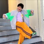 Shinobu Otake Instagram - ミュージカル「スウィーニー・トッド」、今日も無事に終わりました。 熱い拍手をありがとうございました😊 本当に、本当にありがとう😊 スウィング（もし体調不良のキャストが現れた時その代役をする人のことです）の西尾郁海さん、大倉杏菜ちゃんと、写真を撮りました。 お二人は何人分もの動きもセリフも覚えていて本当にすごいんです。 舞台稽古では、きちんとメイクもしていました。 その郁海さんに美味しいアップルパイをご馳走になりました😋 美味しかったなあ。 朝のストレッチ。 いつも半パンの加藤諒くんが長いパンツをはいていた😄 どうしたの？と聞いたら、洗濯する余裕がなくてはくものがなくなっちゃったそうです。 可愛い😍 みんなで明日も頑張ります❣️ #ありがとう #スウィーニートッド #大竹しのぶ