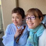 Shinobu Otake Instagram - 「久原本家presents福岡音楽祭ONKEI」で、岩崎宏美ちゃんと、2日間を共に過ごしました。 夜は葉加瀬太郎さんやバンドの皆さんとお食事に行き、本当にずーと笑いっぱなしでした。 葉加瀬さんの楽しい話に、宏美ちゃんと私がびっくりしたりツッコミを入れたり、美味しい水炊きを食べながら、大忙しの夜でした。 翌日も宏美ちゃんとランチをして、出番前のメイク中も、宏美ちゃんの控室へ行ったり来たり。 帰りの飛行機でも隣に座って、色々な話をしました。 考えたら私が18歳の時「みかん」という歌でCDデビュー(その頃はレコードでした😅）をした時に、 同じビクターだった宏美ちゃん。 歌番組に慣れてない私に、いつもフレンドリーに声をかけてくれたのが宏美ちゃんでした。 それから「男女7人秋物語」で共演して、私の舞台も観に来てくれたり。 本当にいつもいつも二人で笑っています。 嫌なことや、辛いこともあってもとりあえず、二人で笑います。 第一線で50年近く歌い続ける宏美ちゃんの声を聴き、感動しました。 フウーという感じでした。 正座で聞きたい感じ。 1枚目の写真。 聴き終わって楽屋に帰る宏美ちゃんに「先生、勉強させていただきましたぁ」と駆け寄ってるところです。 楽しかったなあ。 宏美ちゃん、これからもよろしくね。 葉加瀬さん、本当にありがとうございました。 #葉加瀬太郎　さん #岩崎宏美　ちゃん #友達 #大竹しのぶ