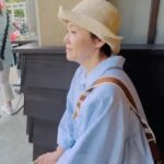 Shinobu Otake Instagram - 「久原本家presents福岡音楽祭ONKEI」で、岩崎宏美ちゃんと、2日間を共に過ごしました。 夜は葉加瀬太郎さんやバンドの皆さんとお食事に行き、本当にずーと笑いっぱなしでした。 葉加瀬さんの楽しい話に、宏美ちゃんと私がびっくりしたりツッコミを入れたり、美味しい水炊きを食べながら、大忙しの夜でした。 翌日も宏美ちゃんとランチをして、出番前のメイク中も、宏美ちゃんの控室へ行ったり来たり。 帰りの飛行機でも隣に座って、色々な話をしました。 考えたら私が18歳の時「みかん」という歌でCDデビュー(その頃はレコードでした😅）をした時に、 同じビクターだった宏美ちゃん。 歌番組に慣れてない私に、いつもフレンドリーに声をかけてくれたのが宏美ちゃんでした。 それから「男女7人秋物語」で共演して、私の舞台も観に来てくれたり。 本当にいつもいつも二人で笑っています。 嫌なことや、辛いこともあってもとりあえず、二人で笑います。 第一線で50年近く歌い続ける宏美ちゃんの声を聴き、感動しました。 フウーという感じでした。 正座で聞きたい感じ。 1枚目の写真。 聴き終わって楽屋に帰る宏美ちゃんに「先生、勉強させていただきましたぁ」と駆け寄ってるところです。 楽しかったなあ。 宏美ちゃん、これからもよろしくね。 葉加瀬さん、本当にありがとうございました。 #葉加瀬太郎　さん #岩崎宏美　ちゃん #友達 #大竹しのぶ