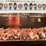 Shinobu Otake Instagram - ミュージカル『スウィーニー・トッド』 終わってしまったけど、まだ私の中にラヴェットさんがいて、音楽が鳴っていて、そして何よりもみんなとの楽しい日々を想う時間が続いています。 打ち上げパーティーで、市村正親さんと私にキャストみんながTシャツを作りプレゼントをしてくれるサプライズが。 そしておまけに、歌まで歌ってくれて。 市村さんも私も感動で胸がいっぱいになって、泣きそうになって、ほとんど泣いてた😊 ありがとう😊って歌ってくれたけど、私の方がありがとうでした。 もうみんなに会いたくてなかなか眠れない。 絵を描いてくれたのはスウィングの大倉杏菜ちゃんです。 大事に大事にするね。 ありがとう、みんな。 #スウィーニーの思い出 #大竹しのぶ