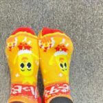 Shinobu Otake Instagram - 今日も無事に終わりました‼️ 温かい拍手をありがとうございました😊 東京はラスト3になってしまいました。 悲しすぎます。 大事に大事に一回一回やってゆきます。 朝お庭を見るのが楽しくなってきました。 その度に母がいたらなあと思うのです。 『まあ、可愛いこと』と言ってお花に拍手をするかもしれない。 先日の2回公演で、私が叙々苑の焼肉弁当を差し入れしたら、照明部さんがこんなものを作ってくれました‼️ 楽しいね。 Kちゃんの靴下も最強です🤣 コメントありがとう。 本当にありがとう😊 みなさんの言葉に、私が元気もらってます。 #スウィーニートッド #大竹しのぶ