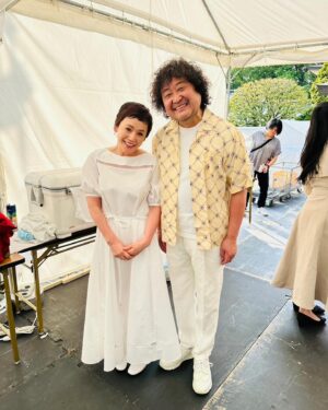 Shinobu Otake Instagram - 福岡で行われた、
『久原本家presents福岡音楽祭、音恵』
無事に終わりました。
沢山の皆さんが暑い中、私達の演奏を楽しんで下さいました。
本当にありがとうございました😊

私はあまりに楽しく最後で走り回りすぎて、曲がわからなくなってしまい、やり直しというハプニングが。
温かいお客様がドッと笑って、一層盛り上がってくださいましたが、、、。
反省🙏

素敵な方たちにもたくさん会えました。
岩崎宏美ちゃんとも本当に楽しかったあ。
詳しくはまた後で書きます。

あー、また来年も行けますように。
茅乃舎（久原本家）の社長さんである河邉さんとも、久しぶりにお会い出来ました。
本当に素敵な方です。

#葉加瀬太郎　さん
#村治佳織　さん
#奥田民生　さん
#青柳誠　さん
#羽毛田丈史　さん
#柏木広樹　さん
#河邉哲司　さん
#大竹しのぶ