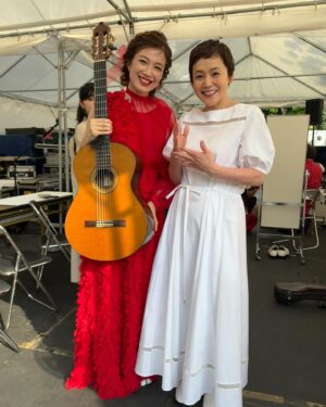 Shinobu Otake Instagram - 福岡で行われた、
『久原本家presents福岡音楽祭、音恵』
無事に終わりました。
沢山の皆さんが暑い中、私達の演奏を楽しんで下さいました。
本当にありがとうございました😊

私はあまりに楽しく最後で走り回りすぎて、曲がわからなくなってしまい、やり直しというハプニングが。
温かいお客様がドッと笑って、一層盛り上がってくださいましたが、、、。
反省🙏

素敵な方たちにもたくさん会えました。
岩崎宏美ちゃんとも本当に楽しかったあ。
詳しくはまた後で書きます。

あー、また来年も行けますように。
茅乃舎（久原本家）の社長さんである河邉さんとも、久しぶりにお会い出来ました。
本当に素敵な方です。

#葉加瀬太郎　さん
#村治佳織　さん
#奥田民生　さん
#青柳誠　さん
#羽毛田丈史　さん
#柏木広樹　さん
#河邉哲司　さん
#大竹しのぶ