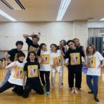 Shinobu Otake Instagram - ミュージカル『スウィーニー・トッド』 終わってしまったけど、まだ私の中にラヴェットさんがいて、音楽が鳴っていて、そして何よりもみんなとの楽しい日々を想う時間が続いています。 打ち上げパーティーで、市村正親さんと私にキャストみんながTシャツを作りプレゼントをしてくれるサプライズが。 そしておまけに、歌まで歌ってくれて。 市村さんも私も感動で胸がいっぱいになって、泣きそうになって、ほとんど泣いてた😊 ありがとう😊って歌ってくれたけど、私の方がありがとうでした。 もうみんなに会いたくてなかなか眠れない。 絵を描いてくれたのはスウィングの大倉杏菜ちゃんです。 大事に大事にするね。 ありがとう、みんな。 #スウィーニーの思い出 #大竹しのぶ