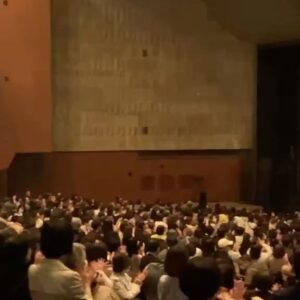 Shinobu Otake Instagram - 仙台公演無事に終わりました。
連日温かい拍手を頂き、
「また、必ず来ます‼️」
と叫びたくなりました。
ありがとうございました。

朝ホテルの横に咲いてる桜を見ながら劇場に入り、
いつものようにストレッチをして客席を走っていたら、また照明部さんが、楽しいことしてくれた🤣
そしてそして、あっという間に千秋楽で、
さっきまでロンドンだった舞台には、何もなくなってしまうのです。

寂しいけど仕方ありません。
また次なる場所、川越を目指して頑張ります。
旅は続きます‼️
とにかくありがとう‼️

#スウィーニートッド
#大竹しのぶ