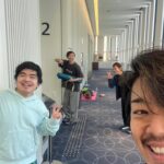Shinobu Otake Instagram - ミュージカル『スウィーニー・トッド』今日も二回無事に終わりました。 温かい拍手をありがとうございました。 そしてスピーカーズコーナーにも沢山のメッセージをありがとうございます😊 メッセージ読む時が本当に楽しいです。 沢山読みたいからつい早口になってしまう私です。 みんなで始まる前のストレッチタイム。 私はダラダラストレッチ😅 共演の石井雅登さんが撮ってくれました。 加藤諒くんのパンツが可愛かったよ。 こがけんさんも楽しいし、本当にみんな素敵な人たちです。 今日は娘が観に来てくれて、地元のサザエさんのどら焼きを差し入れしてくれました。 サザエさんはやっぱり気持ちがほっこりします💓 さあ明日もまた頑張ります‼️ #スピーカーズコーナー #ありがとうございました😊 #明日もやる‼️ #スウィーニートッド #大竹しのぶ