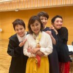 Shinobu Otake Instagram - スウィーニー・トッドの初演は１７年前です。 その時から四回一緒だった、菅原さおりちゃん。 東京公演も来てくれたのに、もう一度観たいからと川越まで来てくれました。（優しいご主人様と） さおりちゃんは今は大学で先生をして歌を教えています。 「今回出られなかったけど、だからこうして観ることが出来て幸せだなあ」って言ってくれました。 １７年前は、お見合いしなくちゃ、またダメかなあと、いつもストレッチしながら話していたさおりちゃん。 幸せに歳を重ねています。 私は何にも変わらない😅 お庭や、ベランダのお花が次々に咲いてきています。 あやめやジャスミン、シャクナゲ。 どれもみーんな可愛い🩷 さあ、ラスト3、思い切り楽しみます。 #菅原さおり　ちゃん #スウィーニートッド #大竹しのぶ