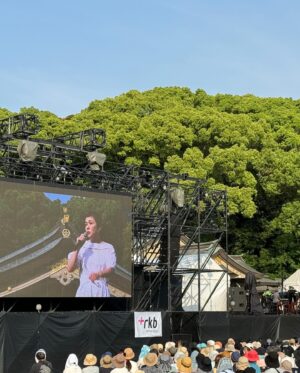 Shinobu Otake Instagram - 福岡で行われた、
『久原本家presents福岡音楽祭、音恵』
無事に終わりました。
沢山の皆さんが暑い中、私達の演奏を楽しんで下さいました。
本当にありがとうございました😊

私はあまりに楽しく最後で走り回りすぎて、曲がわからなくなってしまい、やり直しというハプニングが。
温かいお客様がドッと笑って、一層盛り上がってくださいましたが、、、。
反省🙏

素敵な方たちにもたくさん会えました。
岩崎宏美ちゃんとも本当に楽しかったあ。
詳しくはまた後で書きます。

あー、また来年も行けますように。
茅乃舎（久原本家）の社長さんである河邉さんとも、久しぶりにお会い出来ました。
本当に素敵な方です。

#葉加瀬太郎　さん
#村治佳織　さん
#奥田民生　さん
#青柳誠　さん
#羽毛田丈史　さん
#柏木広樹　さん
#河邉哲司　さん
#大竹しのぶ