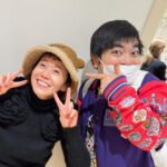 Shinobu Otake Instagram - 今日は初めての二回公演。 何とか無事に終える事が出来ました。 来て下さった皆様本当にありがとうございました。 熱い拍手をありがとう😊😊😊 昼は武田真治くんのトビー、夜は加藤諒くん。 他のキャストもダブルなので、組み合わせが色々あります。 毎日やらないのも、それはそれで大変だろうなあと勝手に思ってます。 他のみんなの姿も、これから紹介してゆきますね。 帰り際、諒くんのクマさんの帽子借りて写真を撮りました。 また最後まで楽屋にいる私😰 #スウィニートッド #市村正親　さん #武田真治　さん #加藤諒　さん #大竹しのぶ