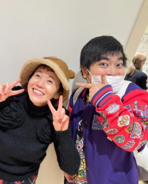 Shinobu Otake Instagram - 今日は初めての二回公演。
何とか無事に終える事が出来ました。
来て下さった皆様本当にありがとうございました。
熱い拍手をありがとう😊😊😊

昼は武田真治くんのトビー、夜は加藤諒くん。
他のキャストもダブルなので、組み合わせが色々あります。
毎日やらないのも、それはそれで大変だろうなあと勝手に思ってます。
他のみんなの姿も、これから紹介してゆきますね。

帰り際、諒くんのクマさんの帽子借りて写真を撮りました。
また最後まで楽屋にいる私😰

#スウィニートッド
#市村正親　さん
#武田真治　さん
#加藤諒　さん
#大竹しのぶ