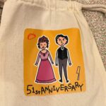 Shinobu Otake Instagram - ミュージカル『スウィーニー・トッド』 終わってしまったけど、まだ私の中にラヴェットさんがいて、音楽が鳴っていて、そして何よりもみんなとの楽しい日々を想う時間が続いています。 打ち上げパーティーで、市村正親さんと私にキャストみんながTシャツを作りプレゼントをしてくれるサプライズが。 そしておまけに、歌まで歌ってくれて。 市村さんも私も感動で胸がいっぱいになって、泣きそうになって、ほとんど泣いてた😊 ありがとう😊って歌ってくれたけど、私の方がありがとうでした。 もうみんなに会いたくてなかなか眠れない。 絵を描いてくれたのはスウィングの大倉杏菜ちゃんです。 大事に大事にするね。 ありがとう、みんな。 #スウィーニーの思い出 #大竹しのぶ