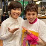 Shinobu Otake Instagram - ミュージカル『スウィーニー・トッド』 終わってしまったけど、まだ私の中にラヴェットさんがいて、音楽が鳴っていて、そして何よりもみんなとの楽しい日々を想う時間が続いています。 打ち上げパーティーで、市村正親さんと私にキャストみんながTシャツを作りプレゼントをしてくれるサプライズが。 そしておまけに、歌まで歌ってくれて。 市村さんも私も感動で胸がいっぱいになって、泣きそうになって、ほとんど泣いてた😊 ありがとう😊って歌ってくれたけど、私の方がありがとうでした。 もうみんなに会いたくてなかなか眠れない。 絵を描いてくれたのはスウィングの大倉杏菜ちゃんです。 大事に大事にするね。 ありがとう、みんな。 #スウィーニーの思い出 #大竹しのぶ