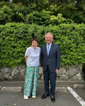 Shinobu Otake Instagram - 福岡で行われた、
『久原本家presents福岡音楽祭、音恵』
無事に終わりました。
沢山の皆さんが暑い中、私達の演奏を楽しんで下さいました。
本当にありがとうございました😊

私はあまりに楽しく最後で走り回りすぎて、曲がわからなくなってしまい、やり直しというハプニングが。
温かいお客様がドッと笑って、一層盛り上がってくださいましたが、、、。
反省🙏

素敵な方たちにもたくさん会えました。
岩崎宏美ちゃんとも本当に楽しかったあ。
詳しくはまた後で書きます。

あー、また来年も行けますように。
茅乃舎（久原本家）の社長さんである河邉さんとも、久しぶりにお会い出来ました。
本当に素敵な方です。

#葉加瀬太郎　さん
#村治佳織　さん
#奥田民生　さん
#青柳誠　さん
#羽毛田丈史　さん
#柏木広樹　さん
#河邉哲司　さん
#大竹しのぶ