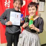Shinobu Otake Instagram - 昨日は舞台稽古で、仙台の劇場に着いたら中村勘太郎、長三郎くん兄弟から、市村さんと私への差し入れが。 先月31日に中村屋の公演で、同じ劇場にいたのです。 優しいなあ。 夜電話をしたら、子供達二人は相変わらず楽しくて、笑わせてくれた。 のりちゃんが、 「ねえ、たけばあ、あのさ、赤いドレス着て、シワがないのは私って言ってるコマーシャルあるでしょ?」って、真剣なトーンで話し出した。 「うん、うん、」と私。 「でもさあ、たけばあ、シワあるじゃん」と言ってめちゃくちゃ爆笑🤣 私も爆笑🤣 オチのトーンで言って笑わせてくれてる。 本当に楽しい一家です。 チェルラーブリリオ、のりちゃんにはいじめられたけどかなり、しっとりします。 女性スタッフさんにプレゼントしました。 よし、綺麗になるぞ😍 今日も熱い拍手をありがとうございました😊 本当に一回一回を大事にやっていきます。 あと8回しか出来ないなんて、悲しすぎます。 #中村勘太郎　くん #中村長三郎　くん #スウィーニートッド #市村正親　さん #チェルラーブリリオ #大竹しのぶ