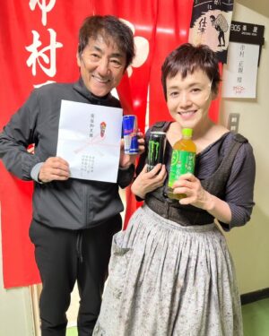 Shinobu Otake Instagram - 昨日は舞台稽古で、仙台の劇場に着いたら中村勘太郎、長三郎くん兄弟から、市村さんと私への差し入れが。
先月31日に中村屋の公演で、同じ劇場にいたのです。
優しいなあ。

夜電話をしたら、子供達二人は相変わらず楽しくて、笑わせてくれた。

のりちゃんが、
「ねえ、たけばあ、あのさ、赤いドレス着て、シワがないのは私って言ってるコマーシャルあるでしょ?」って、真剣なトーンで話し出した。
「うん、うん、」と私。
「でもさあ、たけばあ、シワあるじゃん」と言ってめちゃくちゃ爆笑🤣
私も爆笑🤣
オチのトーンで言って笑わせてくれてる。
本当に楽しい一家です。

チェルラーブリリオ、のりちゃんにはいじめられたけどかなり、しっとりします。
女性スタッフさんにプレゼントしました。
よし、綺麗になるぞ😍

今日も熱い拍手をありがとうございました😊
本当に一回一回を大事にやっていきます。
あと8回しか出来ないなんて、悲しすぎます。

#中村勘太郎　くん
#中村長三郎　くん
#スウィーニートッド
#市村正親　さん
#チェルラーブリリオ
#大竹しのぶ