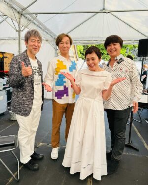 Shinobu Otake Instagram - 福岡で行われた、
『久原本家presents福岡音楽祭、音恵』
無事に終わりました。
沢山の皆さんが暑い中、私達の演奏を楽しんで下さいました。
本当にありがとうございました😊

私はあまりに楽しく最後で走り回りすぎて、曲がわからなくなってしまい、やり直しというハプニングが。
温かいお客様がドッと笑って、一層盛り上がってくださいましたが、、、。
反省🙏

素敵な方たちにもたくさん会えました。
岩崎宏美ちゃんとも本当に楽しかったあ。
詳しくはまた後で書きます。

あー、また来年も行けますように。
茅乃舎（久原本家）の社長さんである河邉さんとも、久しぶりにお会い出来ました。
本当に素敵な方です。

#葉加瀬太郎　さん
#村治佳織　さん
#奥田民生　さん
#青柳誠　さん
#羽毛田丈史　さん
#柏木広樹　さん
#河邉哲司　さん
#大竹しのぶ