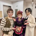 Shinobu Otake Instagram - 終わってしまいました。 ミュージカル『スウィーニー・トッド』大阪梅田芸術劇場で、大千穐楽を迎えることが出来ました。 連日たくさんのお客様に頂く熱い拍手、忘れられません。 本当にありがとうございました。 そして、キャストスタッフのみんなともお別れです。 毎日毎日一緒だったのに。 ずーと一緒だったのに。 寂しいなあ。 またそれぞれの道に戻っていってしまうのです。 またこの作品に出会えたこと、この仲間たちに出会えてことに感謝します。 ありがとうございました😊 また会いたいね。 #スウィーニートッド #梅田芸術劇場 #大竹しのぶ