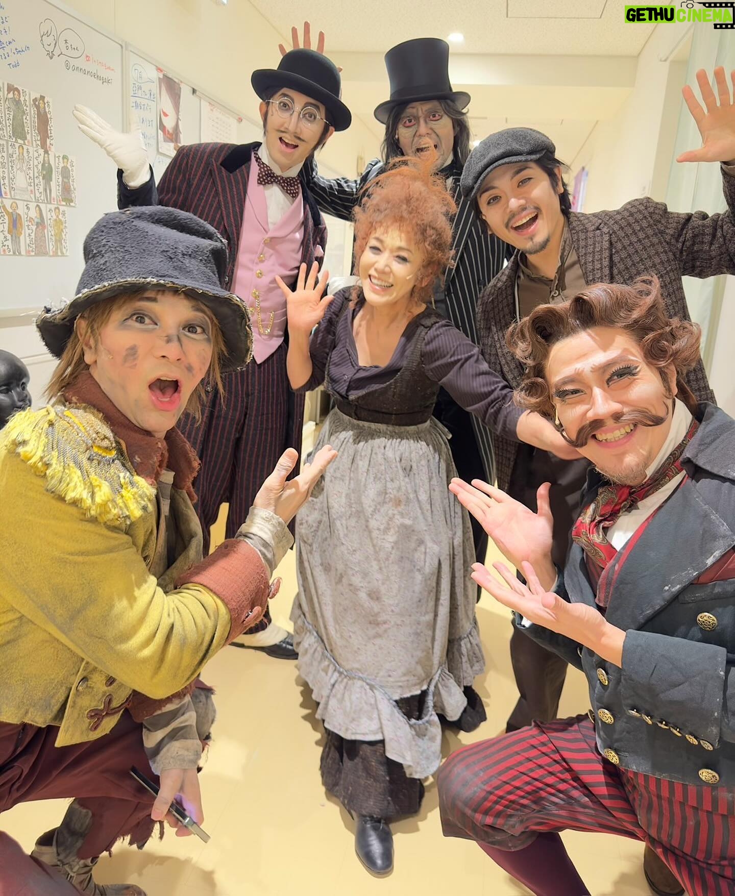 Shinobu Otake Instagram - ミュージカル『スウィーニー・トッド』今日も無事に終わりました。 温かい拍手をありがとうございました😊 始まる前も、終わってからも、毎日指揮者の渡邉さんと確認や、反省や、トライする事などを話しています。 これだけやっていても気づきも多いし。 本当にどこまでいっても楽しいです。 私が出る直前、廊下でお見送りしてくれるメンズ達。 めちゃくちゃ優しいし面白い🤣 東京はあと6回。 悲しい😭 あと100回はやりたい‼️ チューリップの蕾が色付き始めました。 靴下の写真はスタッフのKちゃんの靴下がいつも楽しいので載せちゃいます😊 左から #武田真治 さん #こがけん さん #上原理生 さん #石井雅登 さん #高田正人 さん #スウィーニートッド #大竹しのぶ