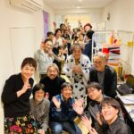 Shinobu Otake Instagram - ミュージカル『スウィーニー・トッド』無事に初日を迎えることが出来ました。 来てくださった皆様、本当にありがとうございました。 本当に本当にここに来るまで、スタッフのみんなは大変でした。 ギリギリまでお稽古して、朝から夜まで。 でもとにかくみんなで頑張りました‼️ なんとか終えられました。 熱い拍手で、何度も呼ばれるカーテンコール。 これは本当にみんなの力あっての事だといつもながら思います。 さあ、明日から又、スタートです。 頑張るぞ❣️楽しむぞ❣️ #スウィーニートッド #大竹しのぶ
