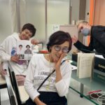 Shinobu Otake Instagram - 7月21日に行う、キムラ緑子ちゃんの故郷淡路島でのトーク&ライブの打ち合わせ。 だめだあ、面白過ぎて、笑いすぎて疲れたぁ。 最初の1時間はずーと笑って、緑子ちゃんが、「どうしよう、どうしよう、ほんまどうしよう。」 「ほんまに淡路に来てくれますか？」 「淡路って電車通ってないんです」 「あー、ほんま、ほんま、アタシできないわ、あと一月しかないし、しのぶさんのんびりしすぎですよ」 「え？七月だからあと二月、フタツキあるよ」 「あーほんまや」 そして、歌う予定曲の歌詞を綺麗な字で書いたノートを、また見せてくれました。 「私はもうしのぶさんと違ってかっちり用意しないとダメなんですから」と言ってる側から、 「あー、やっぱりこの歌にしようかなあ」 と言ってる緑子ちゃん。 本当に忙しい。 楽しいトークショー？になりそうです。 #キムラ緑子　ちゃん #坂本昌之　さん #大竹しのぶ