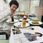 Shinobu Otake Instagram - 7月21日に行う、キムラ緑子ちゃんの故郷淡路島でのトーク&ライブの打ち合わせ。 だめだあ、面白過ぎて、笑いすぎて疲れたぁ。 最初の1時間はずーと笑って、緑子ちゃんが、「どうしよう、どうしよう、ほんまどうしよう。」 「ほんまに淡路に来てくれますか？」 「淡路って電車通ってないんです」 「あー、ほんま、ほんま、アタシできないわ、あと一月しかないし、しのぶさんのんびりしすぎですよ」 「え？七月だからあと二月、フタツキあるよ」 「あーほんまや」 そして、歌う予定曲の歌詞を綺麗な字で書いたノートを、また見せてくれました。 「私はもうしのぶさんと違ってかっちり用意しないとダメなんですから」と言ってる側から、 「あー、やっぱりこの歌にしようかなあ」 と言ってる緑子ちゃん。 本当に忙しい。 楽しいトークショー？になりそうです。 #キムラ緑子　ちゃん #坂本昌之　さん #大竹しのぶ